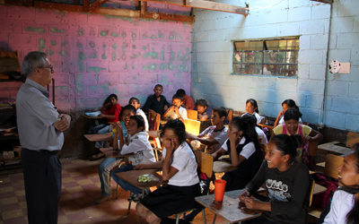 SERCADE apoya con becas escolares a niños y niñas en situación de necesidad.